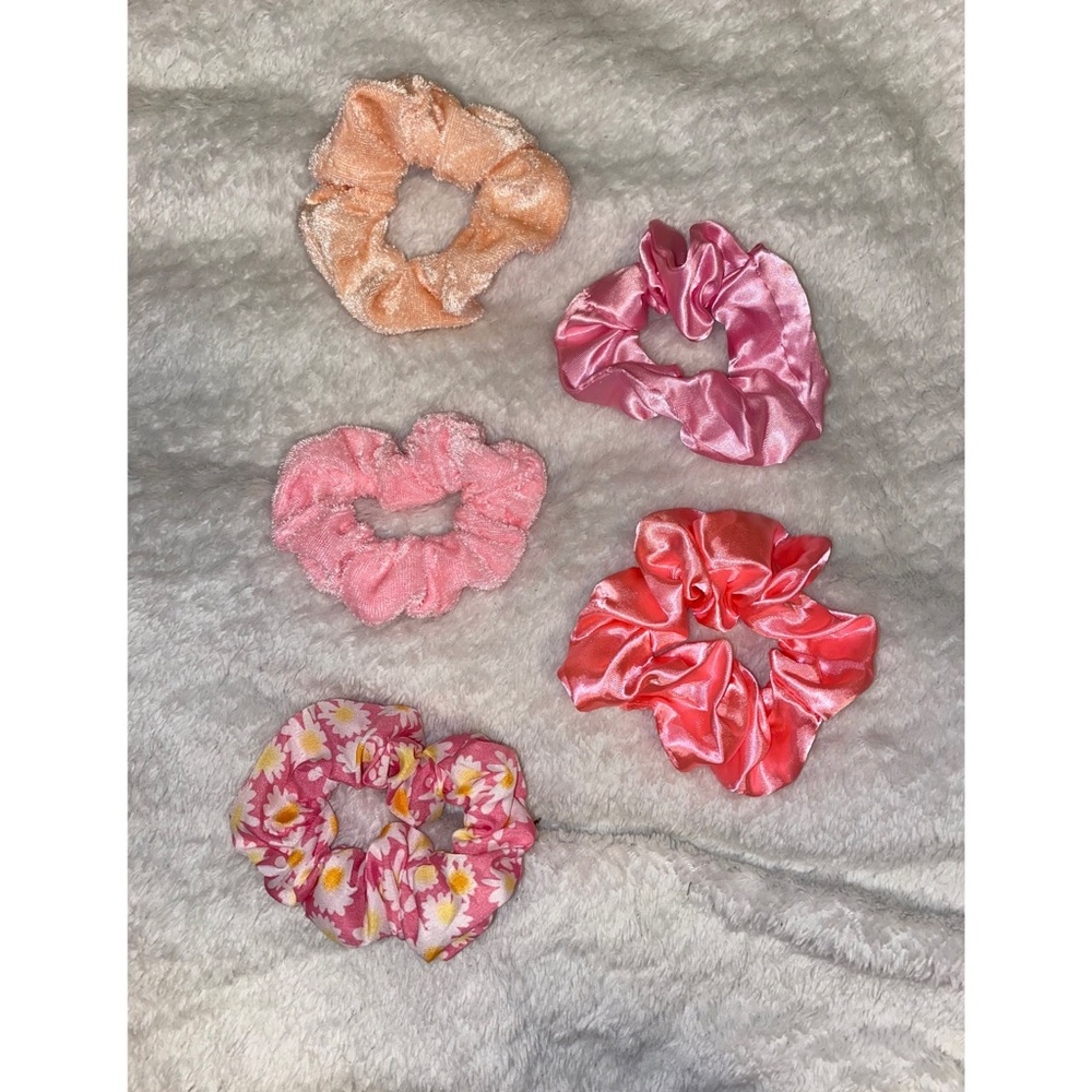 5 pack of Super cute Scrunchies